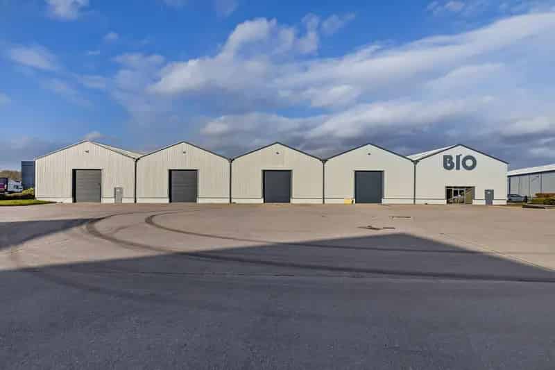 Warehouse Space for Rent: 5 Drive-In Loading Doors, 14 Dock Levelers