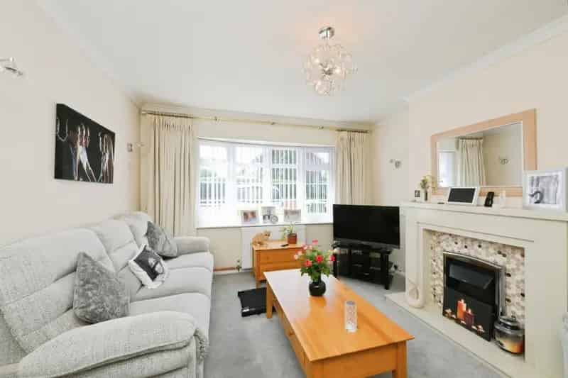 3 Bedroom House Hoddesdon Modern Kitchen Family Bathroom Rear Garden