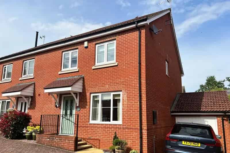 4 bedroom semi-detached house for sale