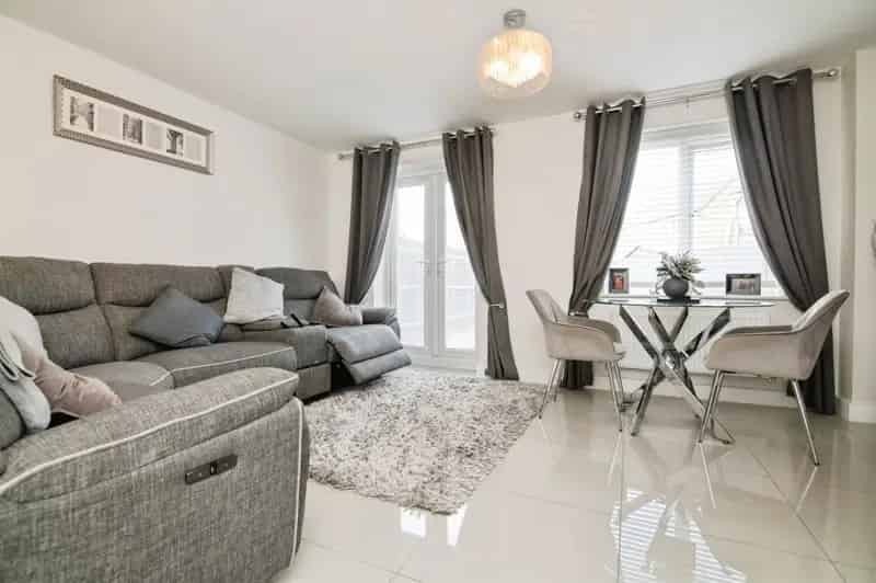 3 Bed Semi-Detached House Near Major Bus Links