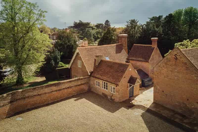 Refurbished Grade II Listed Offices Near M1 M25