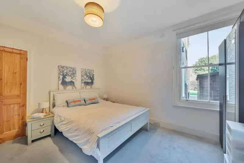 Bright Period Maisonette near Garratt Green Wandsworth Common