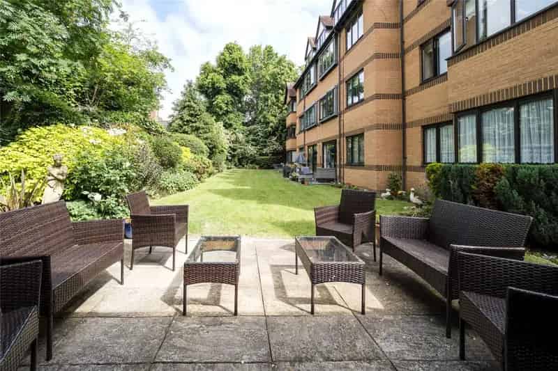 One Bedroom Warden Assisted Flat near South Woodford Station