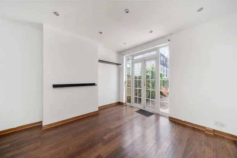 4 Bed House for Sale 1275 sqft 2 Baths Off Street Parking