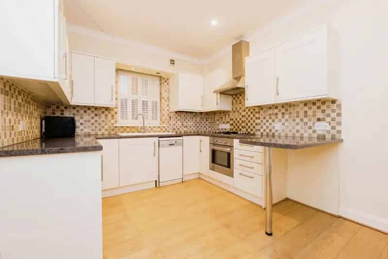 Ground Floor 2-Bed Flat 976 sq ft Victorian House En-Suite Parking