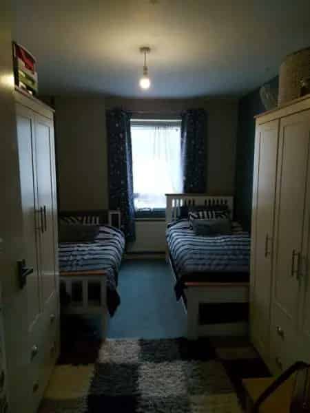 2nd Floor 2-Bedroom Apartment Near Shops and Schools