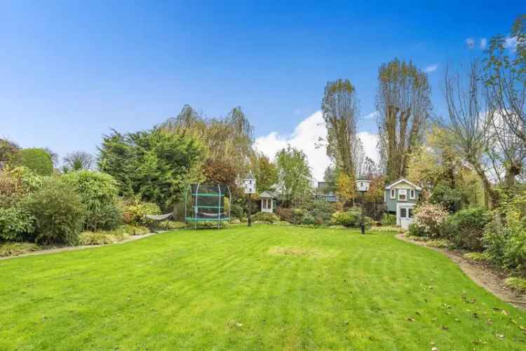 Detached Family Home with Large Garden and Double Garage