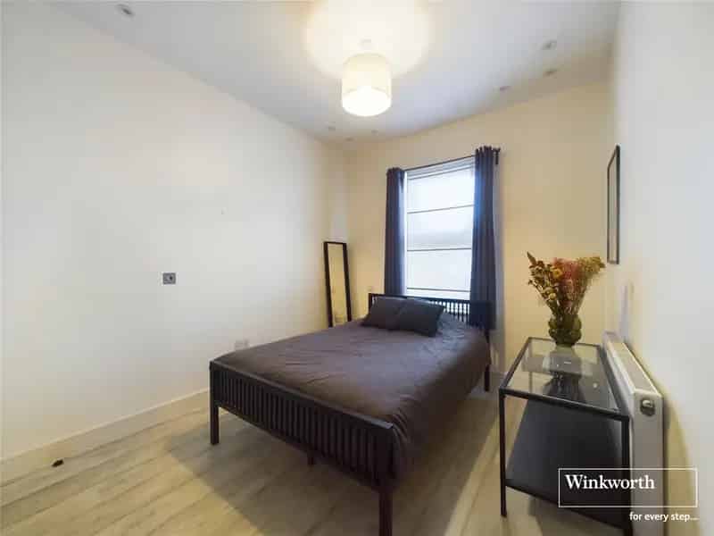 2 Bedroom Flat Hendon - Luxurious Apartment with Off Street Parking