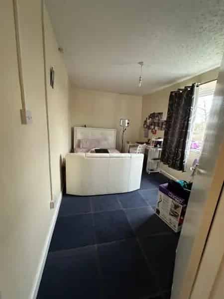 2 Bedroom Flat Private Garden Good Schools Supermarkets