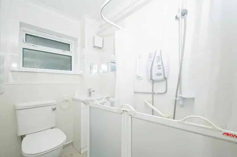2 Bedroom Ground Floor Flat with Garage Near Park and Station