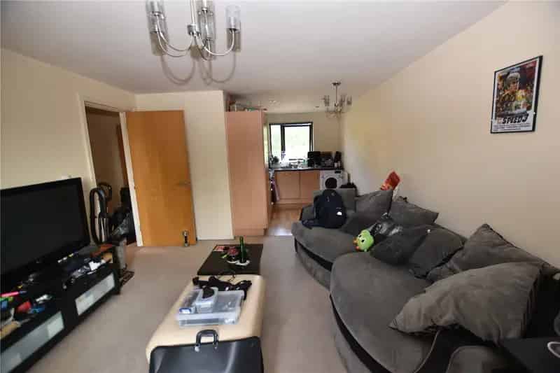 Two Bedroom Apartment with Allocated Parking Near Shipley Train Station