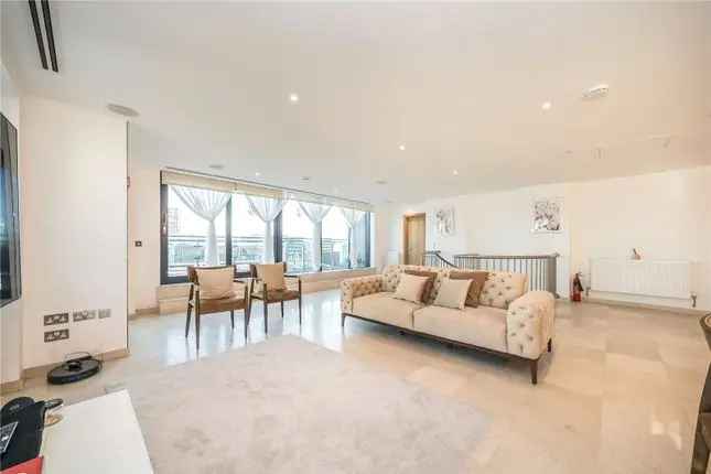 2-Bedroom Duplex with Terrace and Study in Canary Wharf