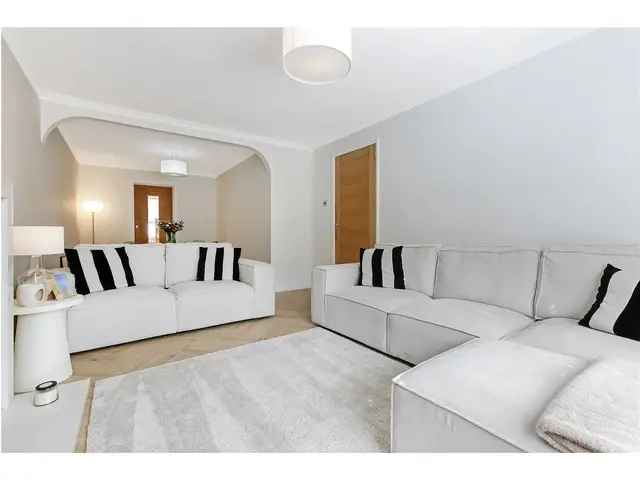 4 Bedroom Detached House for Sale in Barrhead