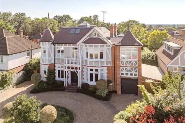 Victorian House for Sale: 5 Beds, 4 Baths, Modern Amenities