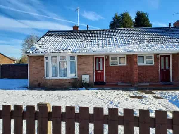 Dog-Friendly Bungalow near Bilston Town