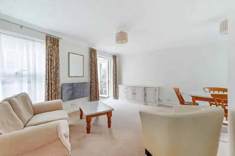 2 Bedroom Flat for Sale in Windsor, Near Windsor Castle