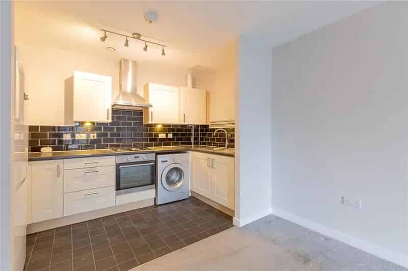 1 Bedroom Apartment to Rent - Freshly Painted, Parking Included