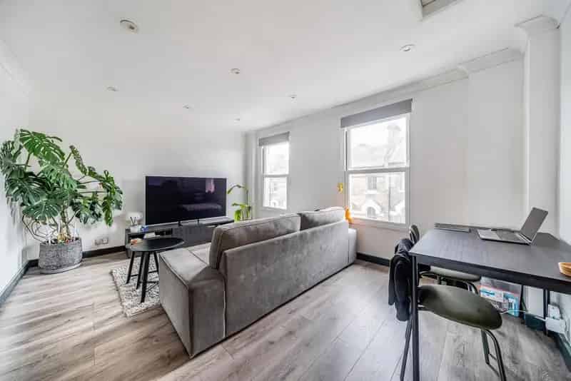 Top Floor 2-Bedroom Apartment Near Forest Hill Station