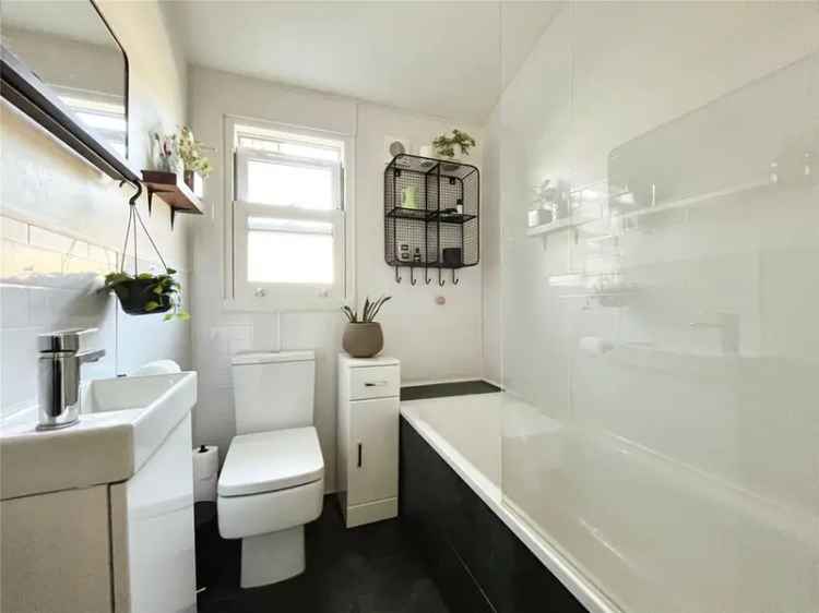 2 Bedroom Flat for Sale in London SE6