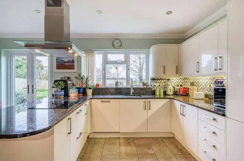 5 Bedroom House for Sale Near Town Centre