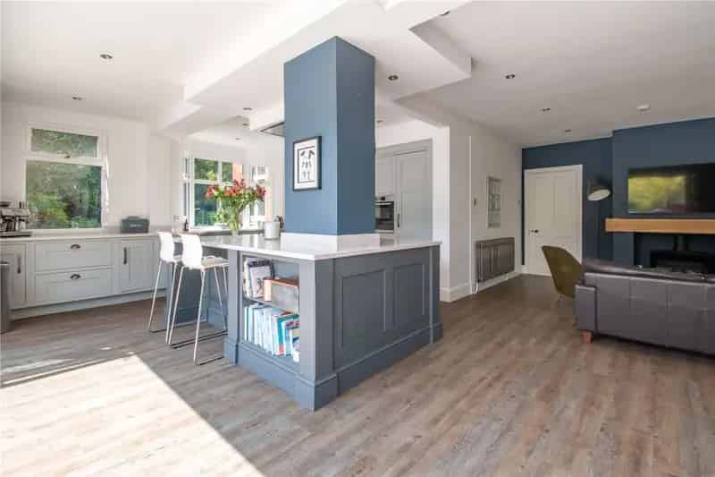 7-Bed Detached House with Cottage, Pool & Acre of Land