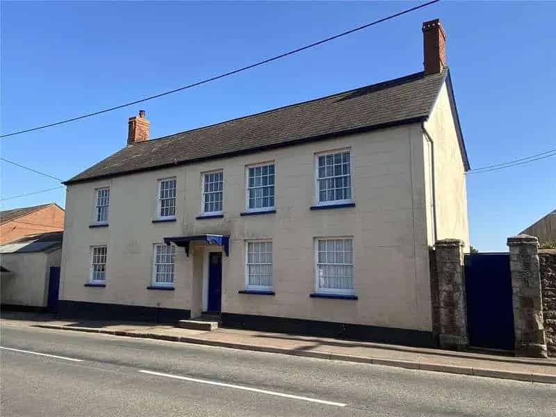 6 Bed Grade II Listed Farmhouse with Ample Parking and Gardens