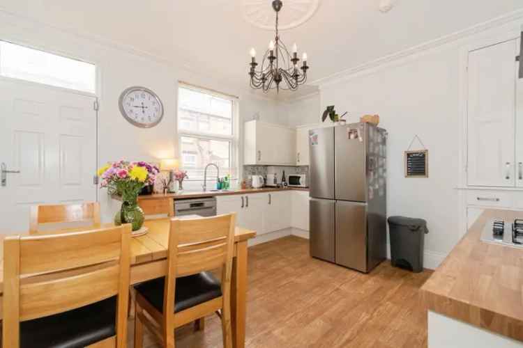 Stunning Modern 4-Bedroom Home Spacious Stylish Family Home