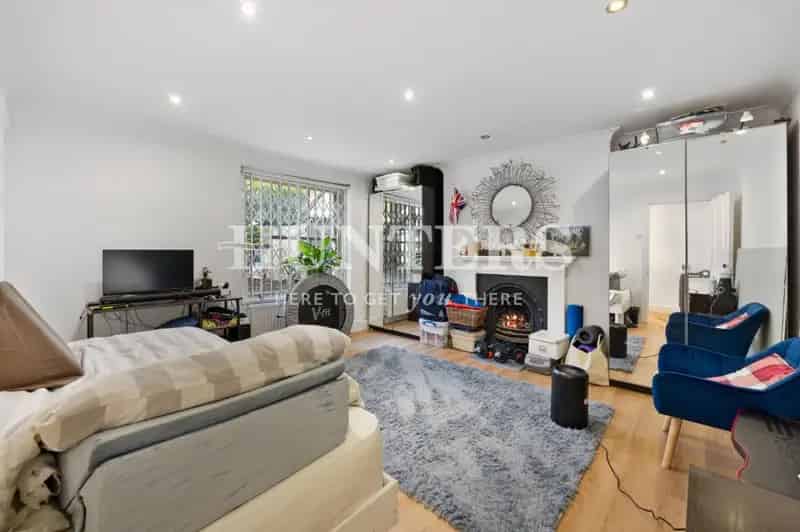 3 Bedroom Flat for Sale near South Hampstead Station