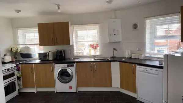 Flat For Rent in Kettering, England