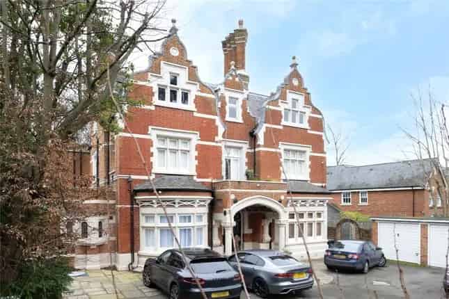 3 Bedroom Flat for Sale in Harewood Kingston Vale London SW15