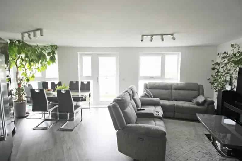 2 Bed Flat for Sale - Refurbished Apartment with Parking