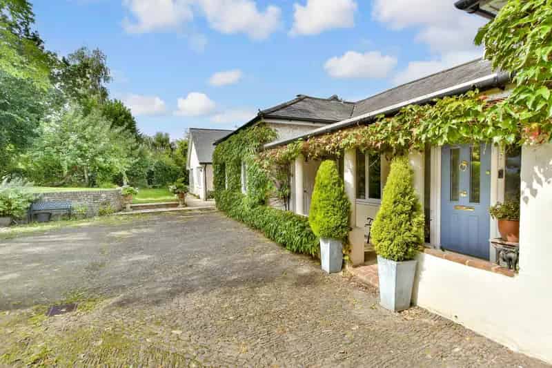 6 Bedroom Detached House with Garden Cottage and Annex