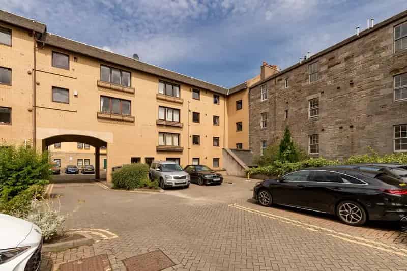 2 Bedroom Flat for Sale in Edinburgh