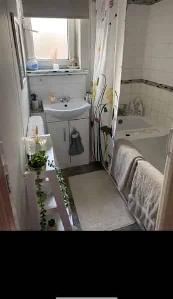 2 Bed Maisonette - Fully Decorated - Close to Schools and Transport