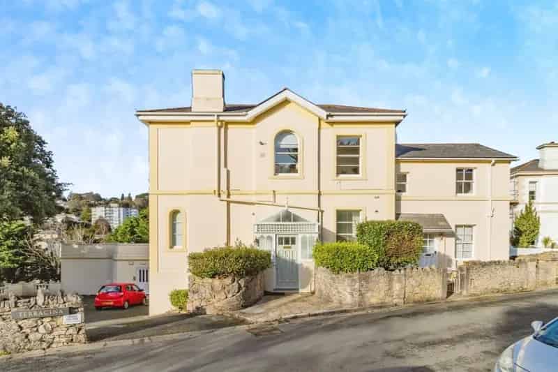 Spacious Two-Bedroom Apartment with Garage near Torquay Seafront