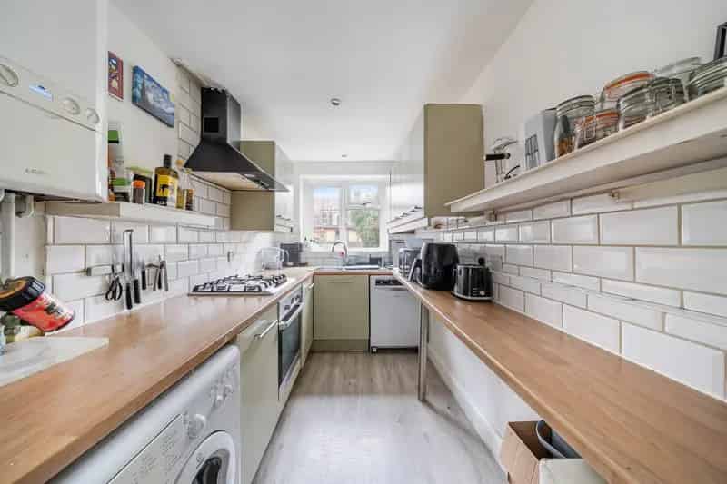 Modernized 2-Double Bedroom Character Cottage Near Bush Hill Park