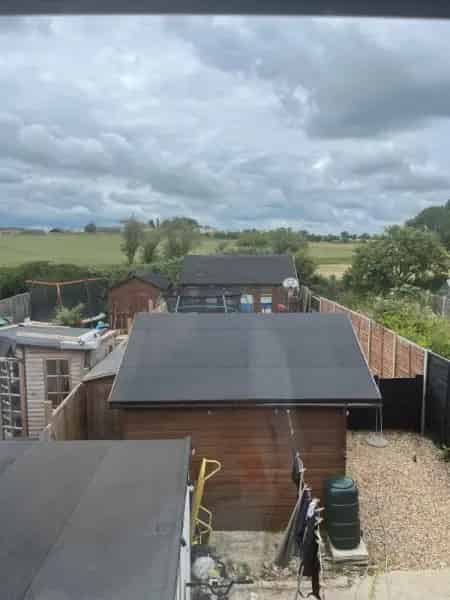3 Bed House Lower Stondon Large Garden Two Summer Houses