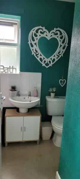 2 Bedroom End House Large Garden Near Shops