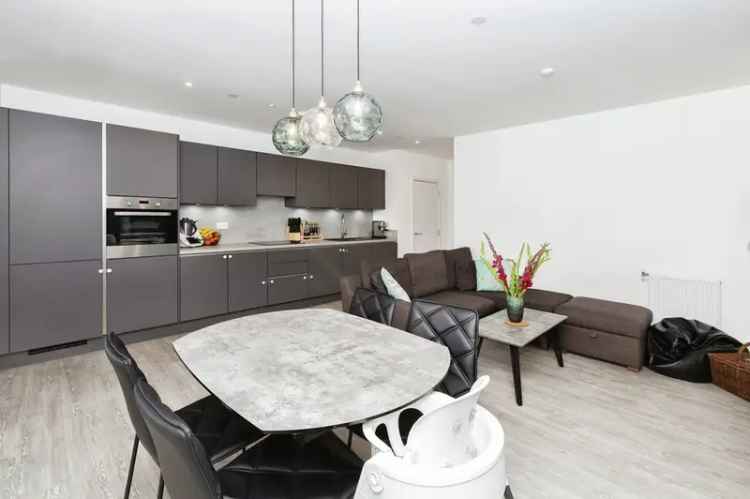 3 Bedroom Flat for Sale in London E13 Upton Gardens