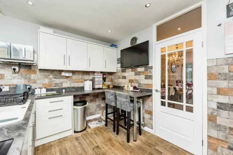 3 Bed 3 Story End Terrace House with Garage and Communal Gardens