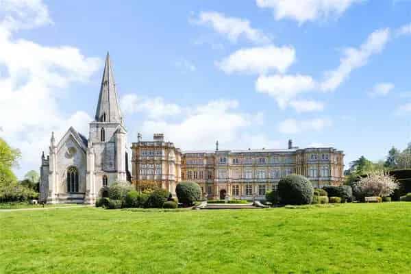 Sherborne House Apartment: Luxurious 4-Bedroom Flat with Historic Charm