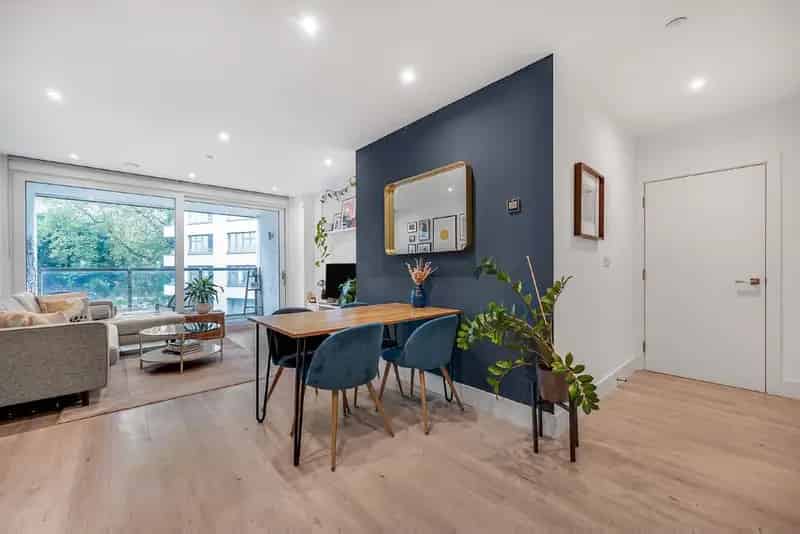 Bright 2-Double Bedroom Flat with Balcony and Concierge