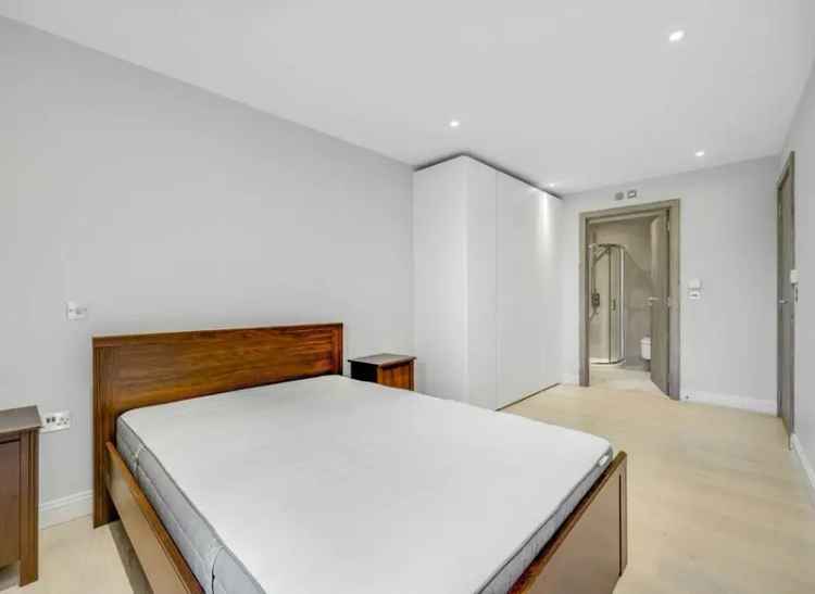 2-Bedroom Flat near Clapham Junction with Balcony and Parking