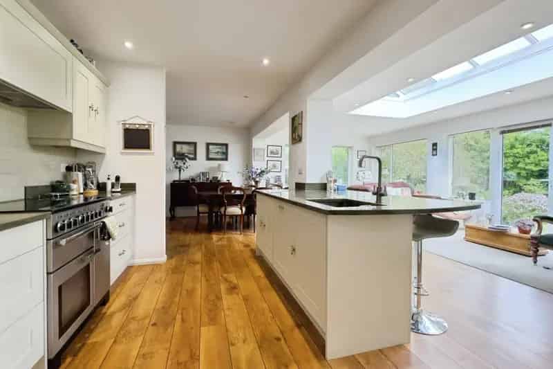 5 Bed House with Large Garden and Off-Road Parking