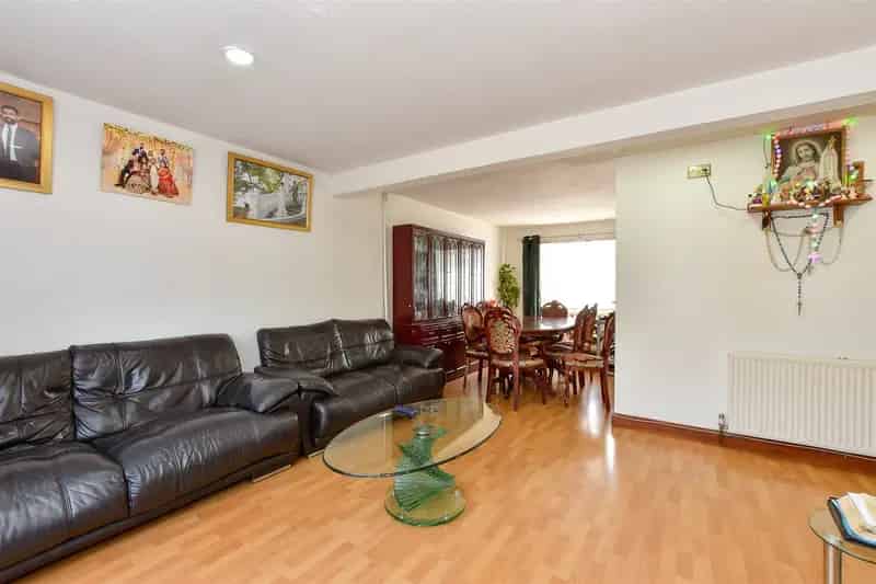 4 Bedroom End of Terrace House for Sale Near Schools and Train Stations