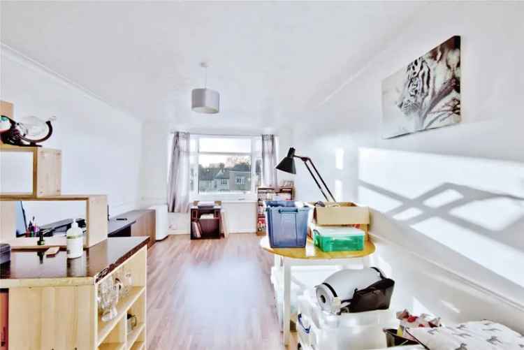 Flat For Sale in Southchurch Road, Southend-on-Sea, England