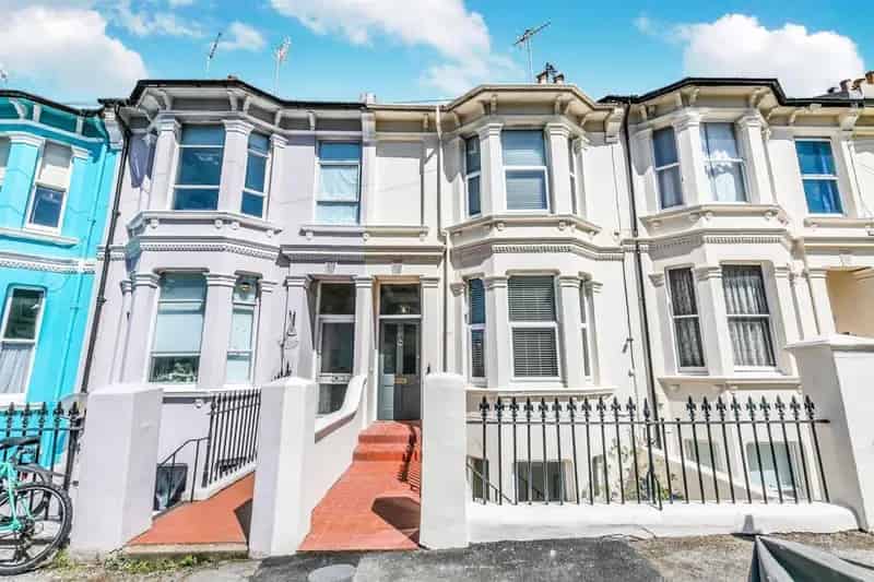 One Bedroom Flat Available Mid August Modern Kitchen and Bathroom