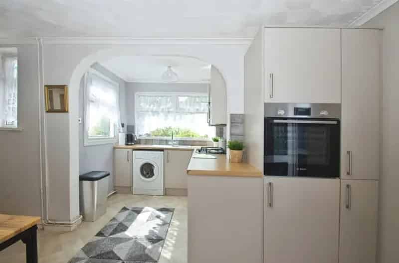 3 Bedroom Detached House Near Public Transport