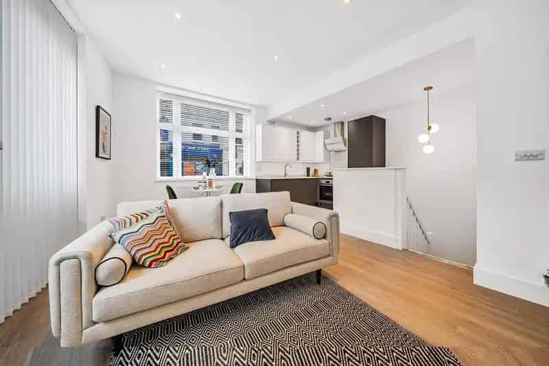 2 Bed Duplex Apartment with Private Patio No Chain