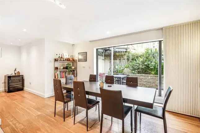 Mews house for sale in Salisbury Mews, Fulham, London SW6